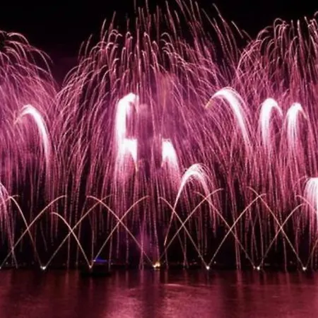 Πλωτό κατάλυμα Catamaran And Special Events